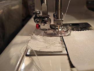 Chain piecing technique usng a leader fabric to ensure even fabric feed