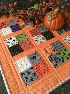 Halloween table topper - QuiltingDigest.com