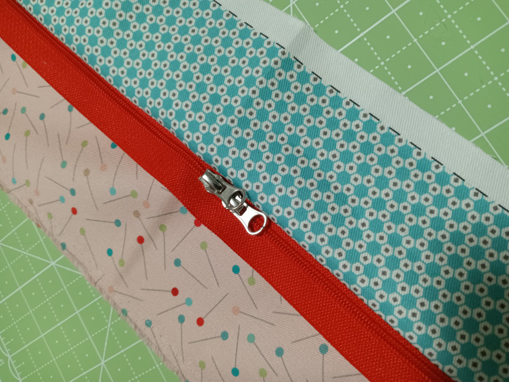 Sewing in a red zipper to the front of the project bag